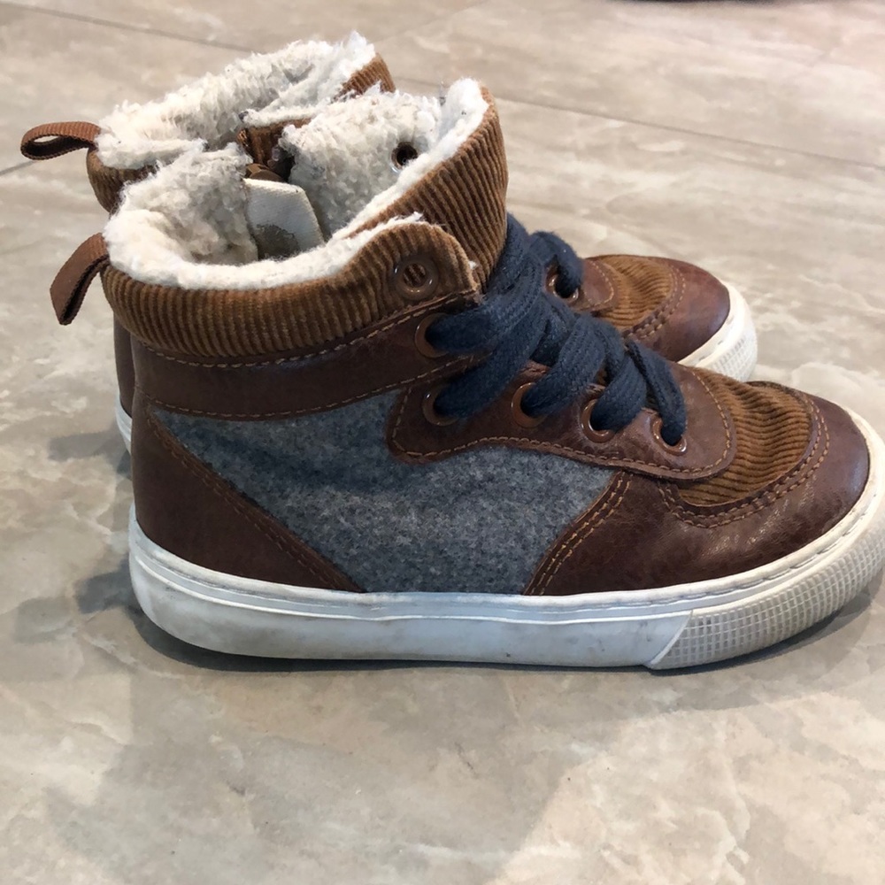 Stylish wool and leather sneakers